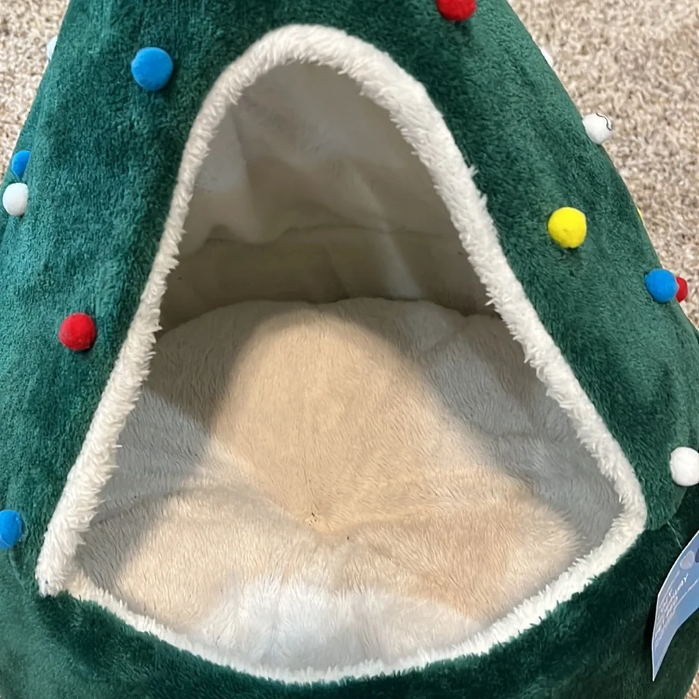 NWT Christmas Tree pet bed
